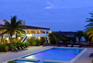 普拉亚Pestana Tropico Ocean & City Hotel的房屋前的大型游泳池