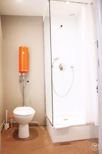 拉罗谢尔亨利四世酒店 的浴室设有卫生间和玻璃淋浴间。
