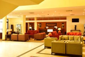 圣多美佩斯塔纳圣多美酒店的酒店大堂设有长沙发和椅子。