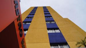 圣若泽杜斯坎普斯阿斯特罗酒店的一座高大的蓝色和黄色建筑,窗户