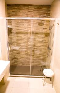 Ceuti索蒂别墅酒店的浴室里设有玻璃门淋浴