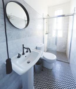 悉尼帕里萨德酒店的一间带水槽、卫生间和镜子的浴室