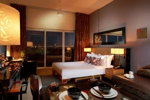迪拜迪拜兹切公寓式酒店的一间卧室配有一张床,客厅配有沙发