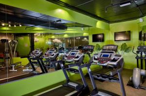 迪拜迪拜兹切公寓式酒店的一间健身房,里面设有一排有氧运动器材
