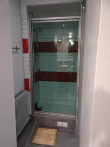 罗塞姆Aux oiseaux de passage的带淋浴的浴室,设有玻璃窗