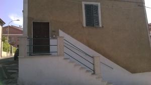 Ischia di CastroLa Loggetta的楼梯通往带门的建筑