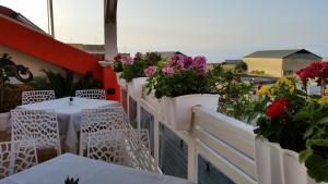 维博瓦伦蒂亚码头Ciccolella B&B的阳台配有鲜花和桌椅。