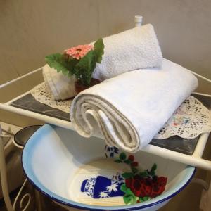 阿尔贝罗贝洛Casa delle Rondini的浴室架子上的毛巾