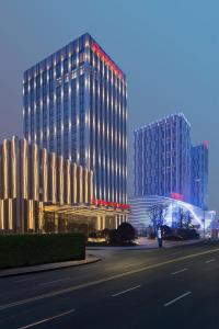 荆州荆州富力万达嘉华酒店的街道旁一座高大的建筑,上面有灯