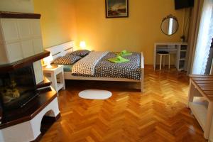 斯诺基Room & Apartment Plitvička 42的一间卧室,配有一张床上的玩具蛙床