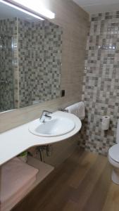 马尔格莱特德玛Apartaments Players的一间带水槽、卫生间和镜子的浴室
