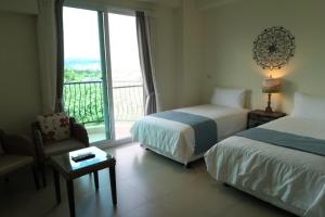 台东安达露西亚的酒店客房设有两张床和一个阳台。