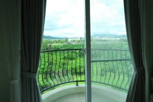 台东安达露西亚的客房设有阳台景窗户。