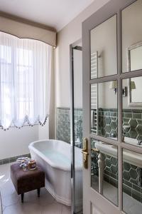 佛罗伦萨帕拉佐罗塞利切克尼酒店的带浴缸和玻璃门的浴室