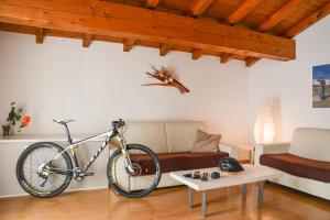 托尔博莱斯特拉运动式公寓的停在客厅的自行车,客厅里配有沙发