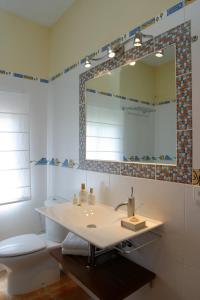 圣米格尔港灿玛里埃什乡村酒店的一间带水槽、卫生间和镜子的浴室
