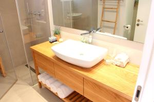 特拉维夫1000Nights B St的浴室配有白色水槽和淋浴。
