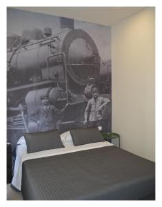 AssoroB&B Stazione Dittaino的一间卧室配有一张床和一个火车壁画