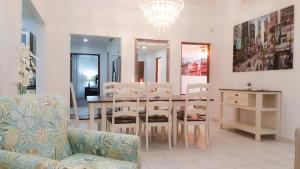 SoledadCunucu Villa with Private Jacuzzi的一间带桌椅和吊灯的用餐室