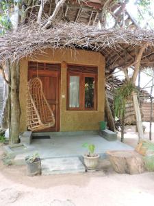 坦加拉朱砂豪华帐篷度假酒店的一个小房子,有门和窗户