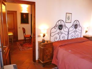 La TorracciaLocanda Di Villa Torraccia的一间卧室配有一张红色床罩的床