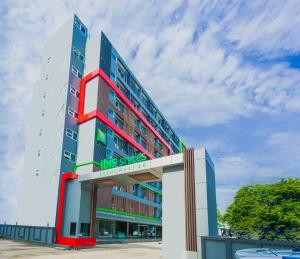 曼谷曼谷素坤逸50号宜必思尚品酒店的白色和蓝色的红色外墙建筑