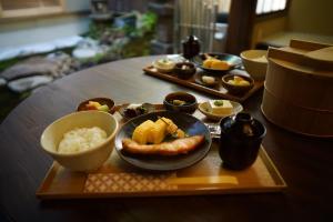 京都东篱日式旅馆的餐桌,餐桌上放着一盘食物和一盘米饭