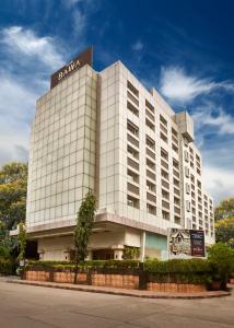 孟买巴瓦国际酒店的一座白色的大建筑,上面有标志