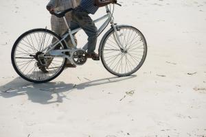 桑给巴尔Retro的一个人在海滩上骑自行车