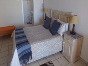 马盖特Villa Siesta Flat No 5的一间卧室配有一张带蓝色枕头的大床