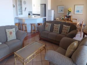马盖特Villa Siesta Flat No 5的一间带两张沙发的客厅和一间厨房