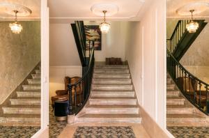 里斯本希亚多阿尔梅利亚珍藏公寓的房屋内的楼梯,配有两个吊灯