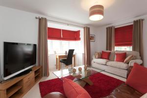 达宁顿堡DBS Serviced Apartments - The Mews的带沙发和电视的客厅