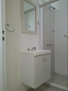 帕索德洛斯利布雷斯Apartamentos Don Bosco的白色的浴室设有水槽和淋浴。