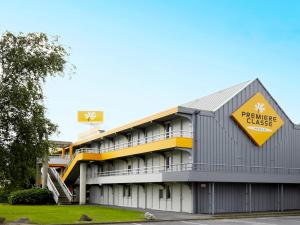 博韦普瑞米尔鲍威经典酒店的建筑的侧面有黄色标志