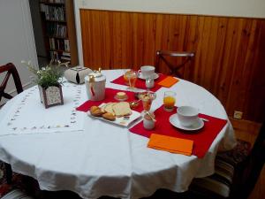 勒布斯卡奥兰基恩住宿加早餐旅馆的一张带食物和饮料的白色桌子