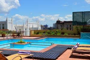 马普托鲁伍马佩斯塔纳酒店的大楼顶部的大型游泳池