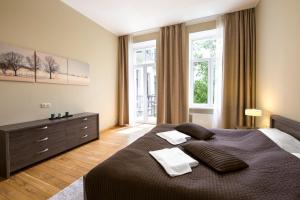 里加Riga Lux Apartments - Ernesta, Free parking的一间卧室配有一张大床和两个枕头
