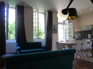 萨尔拉拉卡内达La Maison d'Albusse的客厅配有沙发和桌椅
