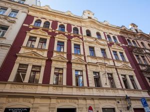 布拉格布拉格华丽酒店的街道上有许多窗户的大建筑