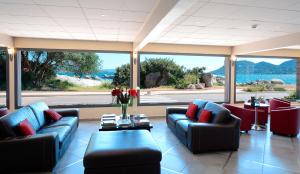 维琪奥港罗切布兰切酒店的带沙发的大型客厅,享有海景