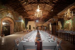 查克拉斯德科里亚塔皮斯俱乐部酒店的大房间配有一张长桌和白色的桌椅