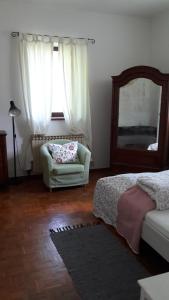 特劳恩基兴阿姆巴尔斯坦酒店的客厅配有椅子和镜子