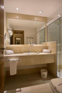 里约热内卢阿特兰蒂寇海滩酒店的一间带水槽和大镜子的浴室
