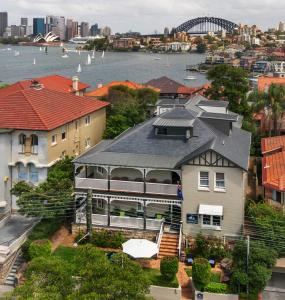 悉尼克雷蒙角曼诺尔酒店的城市中一座大房子的空中景观