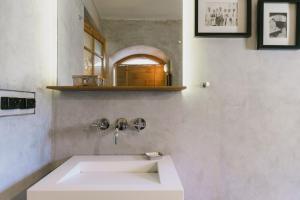 孟买孟买精品酒店的浴室设有白色水槽和镜子