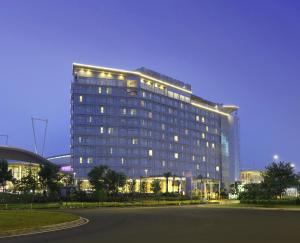 塞尔蓬BSD城ICE珊迪卡酒店的一座在晚上有灯的大建筑