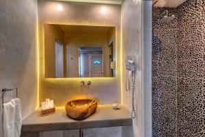 纳克索乔拉尼萨基海滩酒店的一间带木制水槽和镜子的浴室