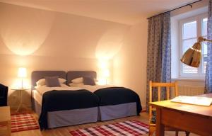 施罗本豪森施罗本豪森布劳农家老城酒店的一间卧室配有一张床、一张书桌和一个窗户。