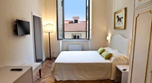 佛罗伦萨德罗梅达里奥I1住宿加早餐旅馆的一间小卧室,配有床和窗户